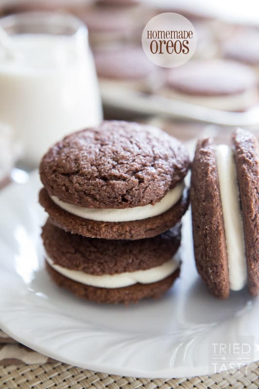 Homemade Oreos // These rich & fudgy cookies are just what tou need for that after-dinner-pick-me-up! Make with a cake mix, you can have these delicious cookies in no time! | Tried and Tasty