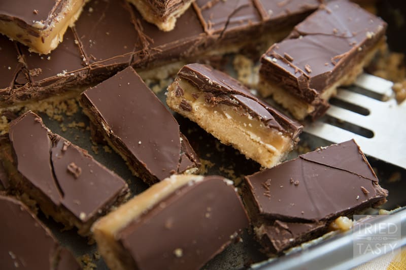 Homemade Twix Bars // Twix Bars are so delicious, ever thought of making them? With this Homemade Twix Bar recipe you'll love being able to make them yourself! | Tried and Tasty