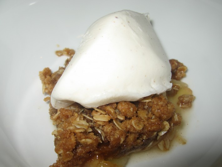 Apple Crisp // I love a good crisp. This apple crisp is simply wonderful and so easy to throw together. Dollop on some ice cream and you've got the perfect dessert. | Tried and Tasty