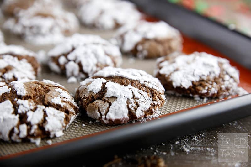 Chocolate Crinkle Cookies // These little bits of chocolate are like little bits of heaven in your mouth! | Tried and Tasty
