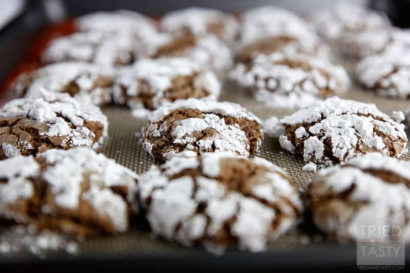 Chocolate Crinkle Cookies // These little bits of chocolate are like little bits of heaven in your mouth! | Tried and Tasty