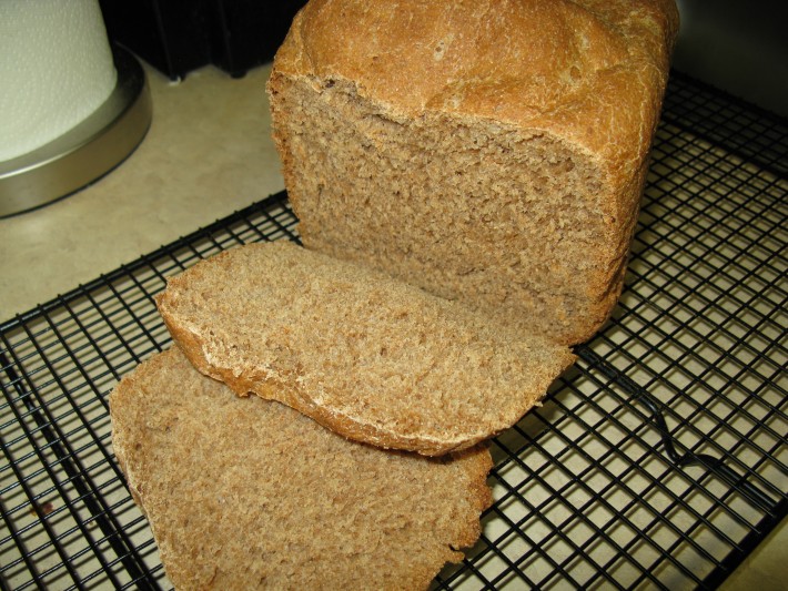 Honey Whole Wheat Bread // This Honey Whole Wheat Bread Machine recipe is a great way to serve you and your family healthy bread. It's delicious! | Tried and Tasty