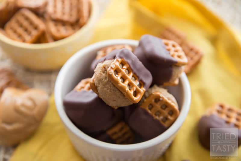 Peanut Butter Pretzel Bites // Calling all of my peanut butter and chocolate fans! These little morsels are the perfect little treat sandwiched in between the perfect little salty pretzel snacks! A great treat for any occasion! | Tried and Tasty