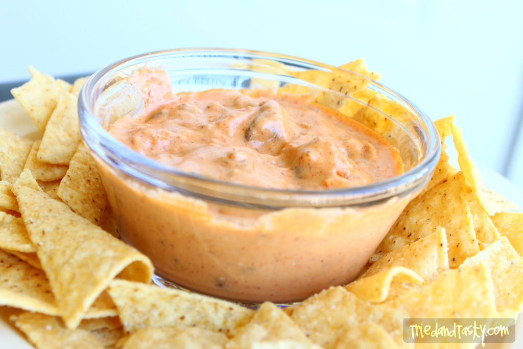 Cheesy Chili Chip Dip // Similar to Chili's Queso, this dip is phenomenal and will be gobbled up before you know it. | Tried and Tasty