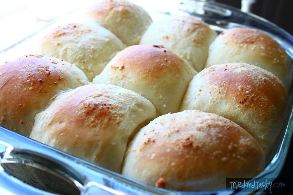 Garlic Parmesan Rolls // Rhodes makes making fresh bread simple. These Garlic Parmesan Rolls smell as delicious as they taste. | Tried and Tasty