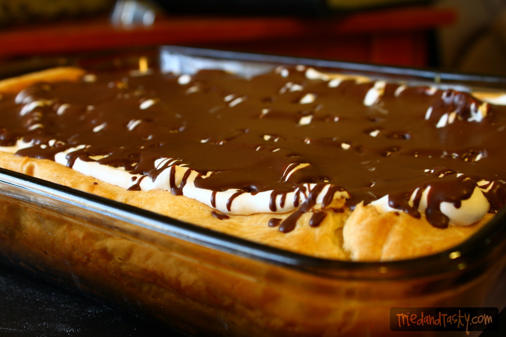 Eclair Torte // If you like eclairs, you will surely fall in love with this Eclair Torte. It's a great dessert to feed a crowd, so delicious it will be gone in minutes! | Tried and Tasty