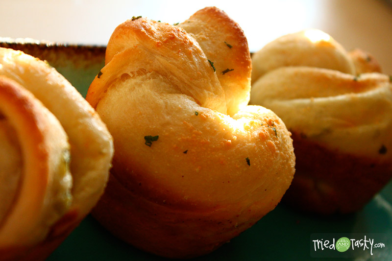 Cheesy Jalapeno Knots // These Cheesy Jalapeno Knots will wow a crowd. Trust me. As always, if you make them, come back and tell me what you think! I guarantee you won't be disappointed! | Tried and Tasty