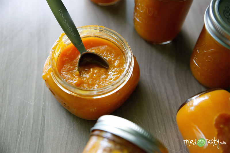 Honey-Sweetened Peach Jam // This recipe is sweetened with honey instead of white sugar.  Healthier and still so tasty! | Tried and Tasty