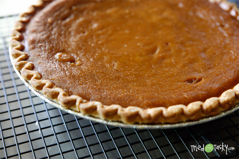 Apple Butter Pumpkin Pie // A delicious new twist on your traditional pumpkin pie! | Tried and Tasty