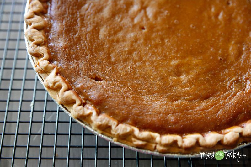 Apple Butter Pumpkin Pie // A delicious new twist on your traditional pumpkin pie! | Tried and Tasty
