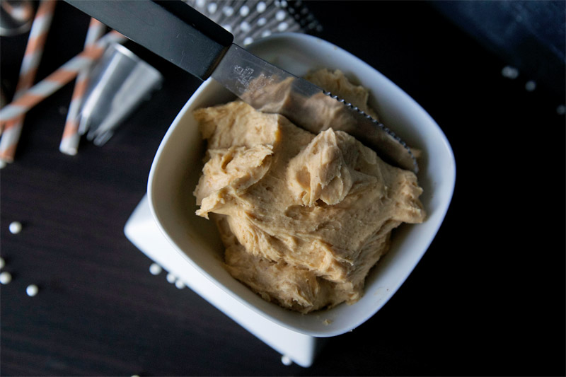 Pumpkin Buttercream // This pumpkin buttercream frosting is great for cookie, cupcakes, macarons, cakes.. yum! | Tried and Tasty