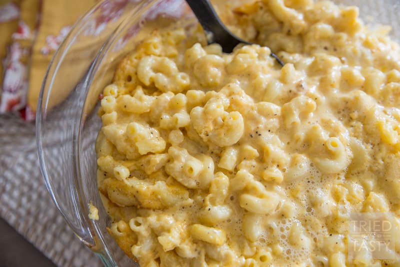 Homemade Mac and Cheese // Forget the boxed stuff, you've got to try this delicious homemade mac and cheese version! All sorts of cheesy delicious goodness. Super quick to throw together and perfect for your holiday dinner table or anytime! | Tried and Tasty