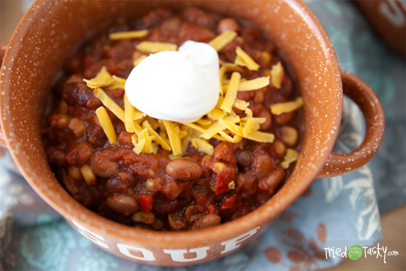 Slow Cooker Vegetarian Chili // A delicious & heart chili that is perfect for any vegetarian, or even those who don't mind meat either! | Tried and Tasty