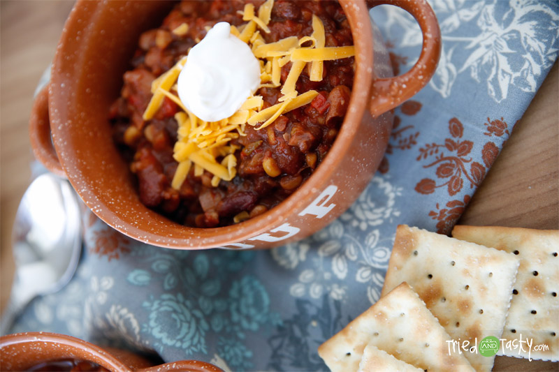 Slow Cooker Vegetarian Chili // A delicious & heart chili that is perfect for any vegetarian, or even those who don't mind meat either! | Tried and Tasty