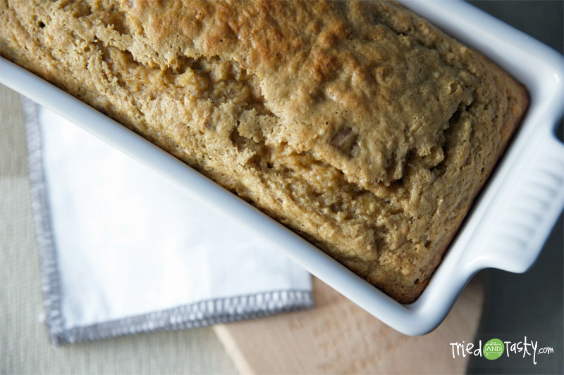 Whole Wheat Banana Bread // I'm so happy to share this delicious healthy and guilt-free whole wheat banana bread recipe with you! | Tried and Tasty