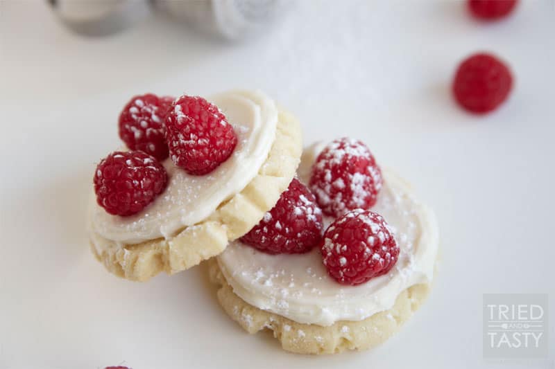 Raspberry Sugar Cookie Tart // A delicious sugar cookie topped with a layer of cream cheese frosting, a few raspberries and lightly dusted with powdered sugar. | Tried and Tasty