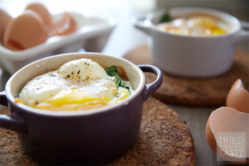 Quick & Easy Baked Egg Breakfast // Throw this well balanced healthy breakfast together in no time and start your day in the most flavorful and delicious way! | Tried and Tasty
