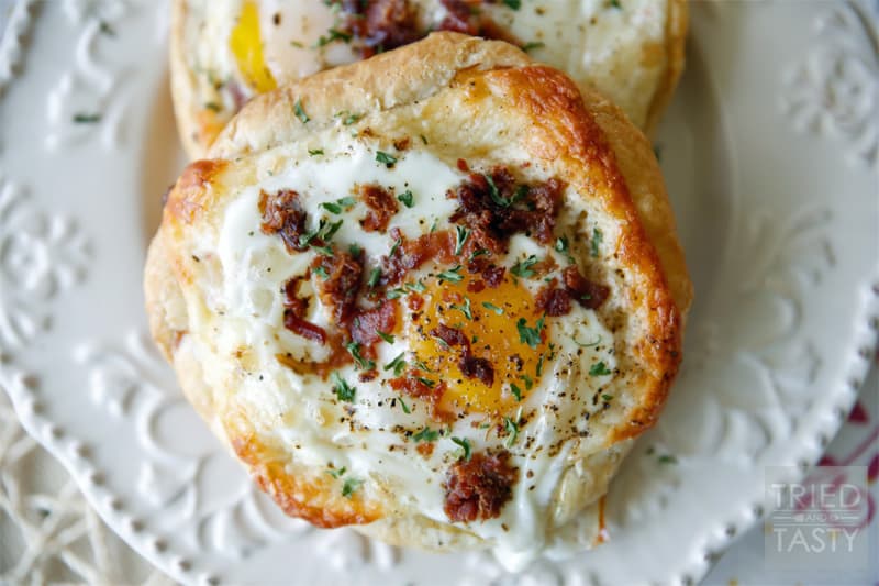 Quick & Easy Bacon, Egg & Cheese Tart // A deliciously rich breakfast that is ready in less than 30 minutes. Perfect for Sunday mornings or special occasions. | Tried and Tasty