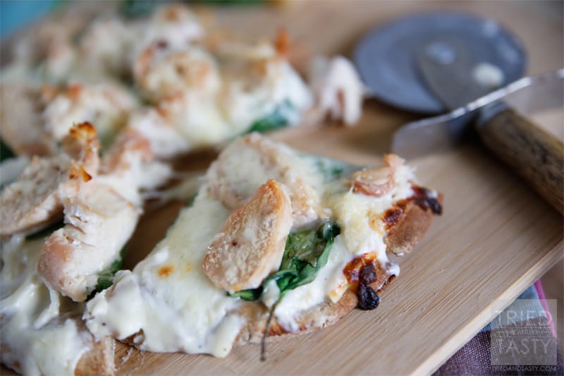 Chicken & Spinach Pita Pizza // I love Personal Pita Pizzas. They are my go-to when I’m in a hurry and also great when I’m having a hard time figuring out what to eat. | Tried and Tasty