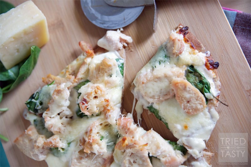Chicken & Spinach Pita Pizza // I love Personal Pita Pizzas. They are my go-to when I’m in a hurry and also great when I’m having a hard time figuring out what to eat. | Tried and Tasty