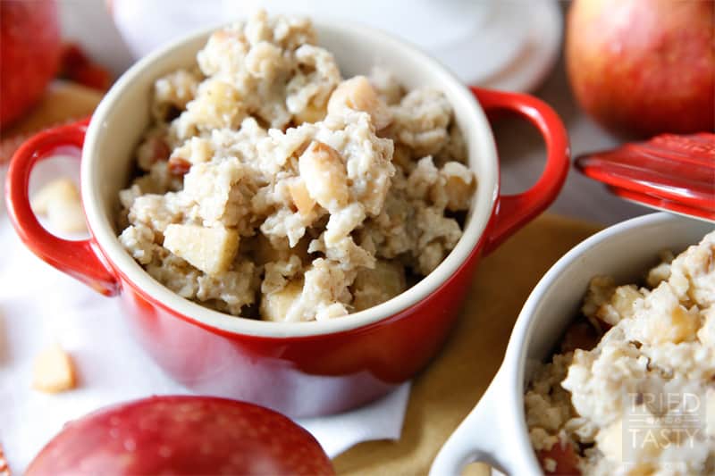 Caramel Apple Oatmeal // Ever wanted a caramel apple for breakfast? Now you can have it! Best part about it is this Caramel Apple Oatmeal is good for you! Made without refined sugars or sugary syrups, you can feel good starting your day with this 'treat'! | Tried and Tasty