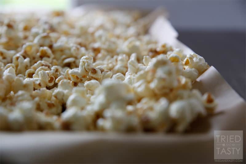 Healthy Caramel Popcorn // Who says you can't have a delicious healthy treat? You can! This Healthy Caramel Popcorn will curb your sweet tooth with just the right amount of sweetness. Enjoy this during your next movie! | Tried and Tasty