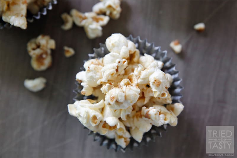Healthy Caramel Popcorn // Who says you can't have a delicious healthy treat? You can! This Healthy Caramel Popcorn will curb your sweet tooth with just the right amount of sweetness. Enjoy this during your next movie! | Tried and Tasty