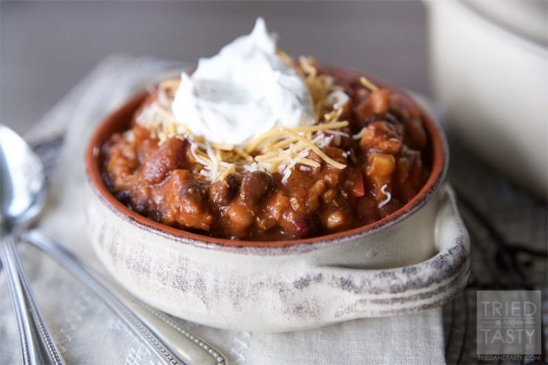 Hearty Turkey Chili // Nothing warms you up like a bowl of yummy delicious hearty chili! This Hearty Turkey Chili will be just what you need on those cool evenings. Whip up some homemade cornbread, serve with a side salad, and you've got a fantastic dinner! | Tried and Tasty
