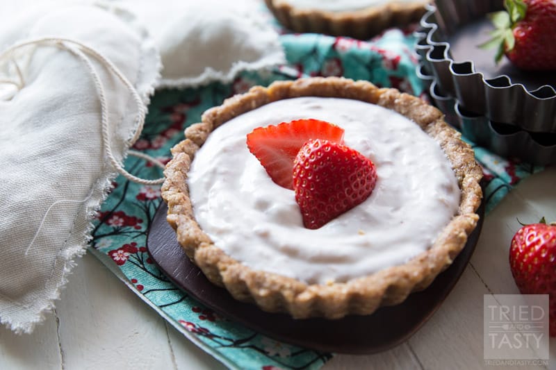 5-ingredient No Bake Strawberry Tart // What's better than a no bake dessert? One that's only five ingredients! This 5-Ingredient No Bake Strawberry Tart is both delicious and perfect for any special occasion! | Tried and Tasty