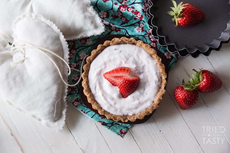 5-ingredient No Bake Strawberry Tart // Looking for a quick & easy Valentine's treat? This healthy tart is no bake and only has five ingredients! // Tried and Tasty