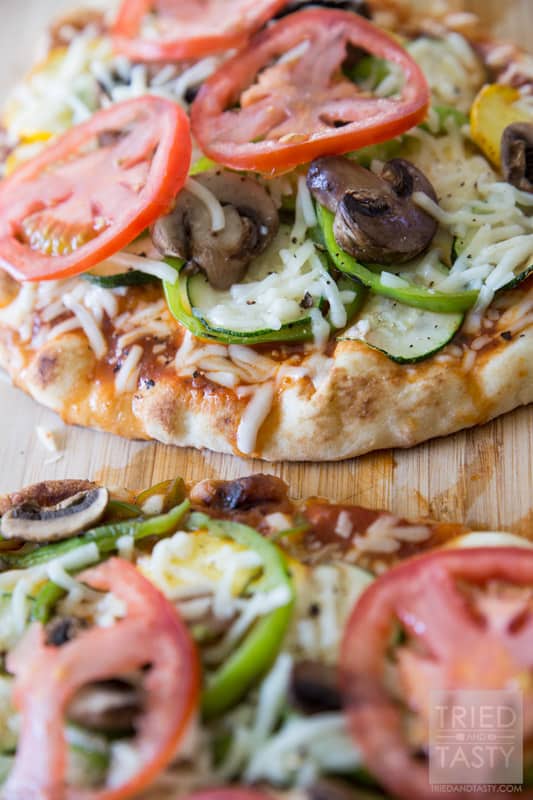 Grilled Veggie Flatbread Pizza // Looking for a low-cal dinner idea to use up some of those garden fresh veggies you've probably got in abundance? This pizza is perfect! It's tasty, is easy, and it's great for those watching their calories! |Tried and Tasty