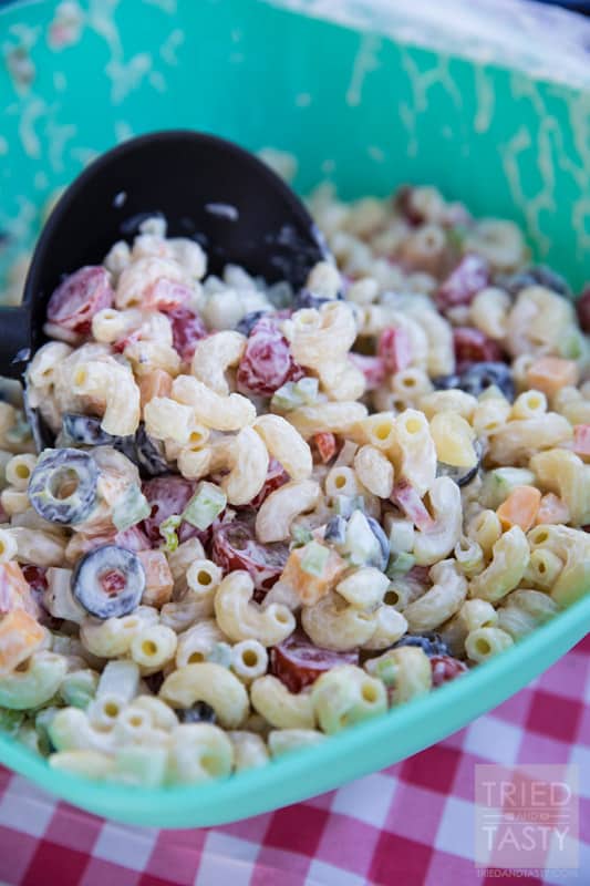 Summer Macaroni Salad // Hosting a party or summer BBQ? Whip together this quick & easy macaroni salad to pair with all the hot dogs, hamburgers, fruit salad and more! Ready in no time, this will be the perfect addition to your feast. | Tried and Tasty