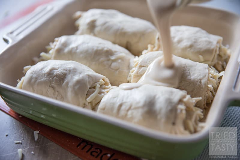 Alfredo Chicken Roll Ups // Want an easy & delicious meal to serve your family? These roll ups are delicious and only need SIX ingredients you probably already have on hand! | Tried and Tasty