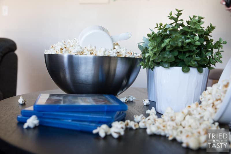Coconut Oil Popcorn // Do you know how many chemicals there are in microwave popcorn? Too many to count. Make this healthy alternative using coconut oil! Great for your next movie night and ready in a matter of minutes. Head over for step-by-step photos of the whole process! | Tried and Tasty