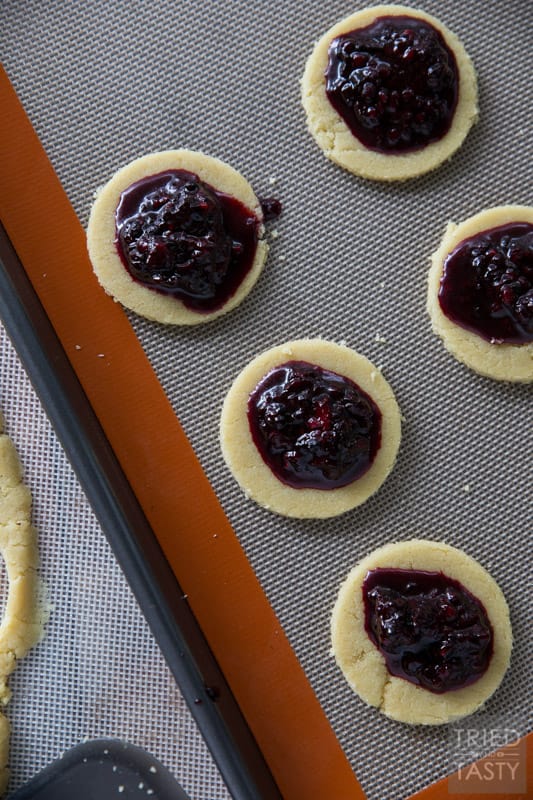 Blackberry Hand Pies // With Summertime often 'on the go', these hand pies are the perfect portable snack that's both tasty and healthy! Made with only high quality ingredients these are perfect for the whole family! | Tried and Tasty