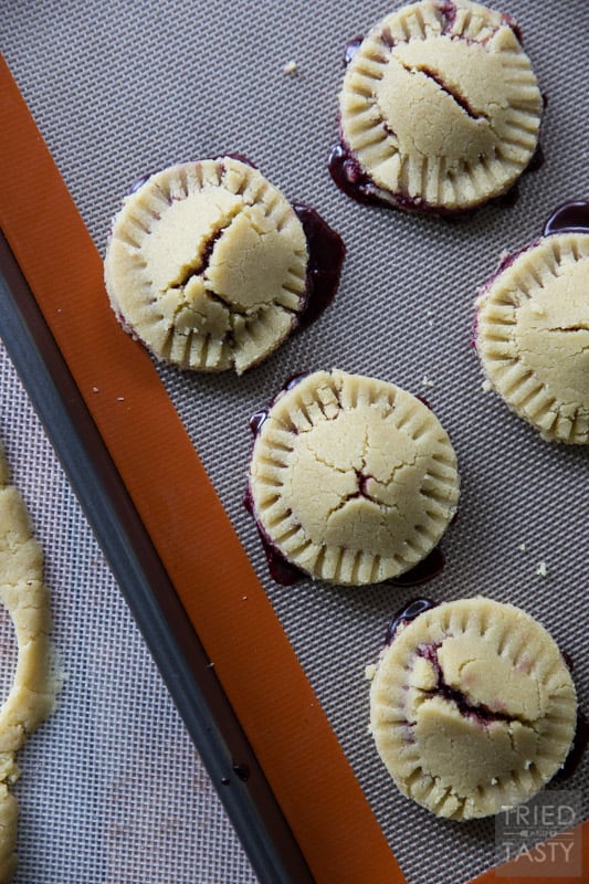 Blackberry Hand Pies // With Summertime often 'on the go', these hand pies are the perfect portable snack that's both tasty and healthy! Made with only high quality ingredients these are perfect for the whole family! | Tried and Tasty