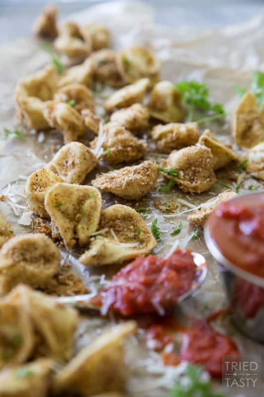 Baked Italian Tortellini // These little morsels of deliciousness are perfect dunked in marinara. A great appetizer before your favorite Italian meal that everyone will fall in love with at first bite! | Tried and Tasty