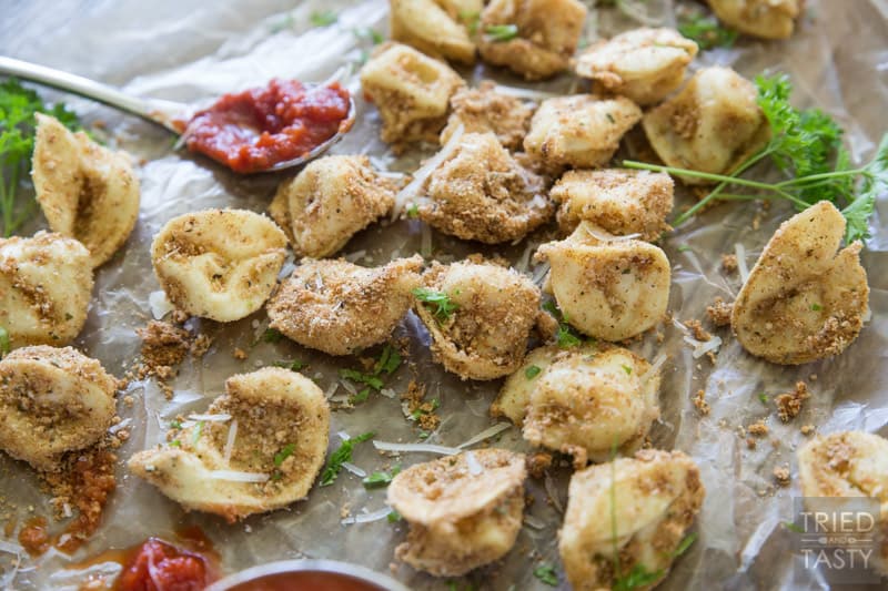 Baked Itallian Tortellini // These little morsels of deliciousness are perfect dunked in marinara. A great appetizer before your favorite Italian meal that everyone will fall in love with at first bite! | Tried and Tasty