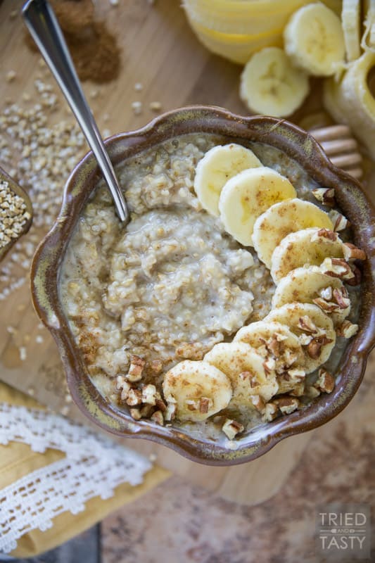 Banana Cream Pie Oatmeal // This healthy oatmeal will make you think you're having dessert for breakfast. Made with simple wholesome ingredients, you'll love this for weekend brunch, holiday breakfast, or any morning in between! | Tried and Tasty