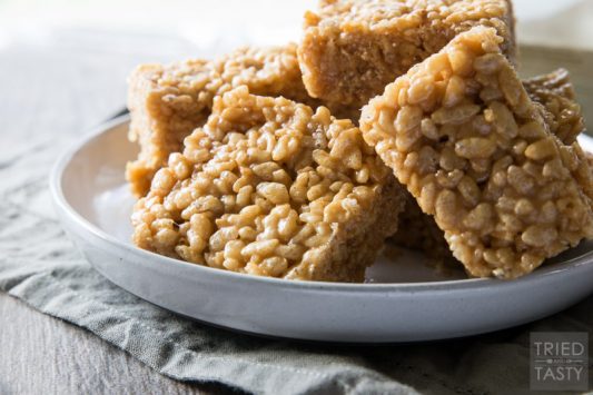 Peanut Butter Pumpkin Spice Rice Crispy Treats // Didn't think rice crispy treats could be made healthy? Well think again! These are refined sugar-free, gluten free, AND vegan! | Tried and Tasty